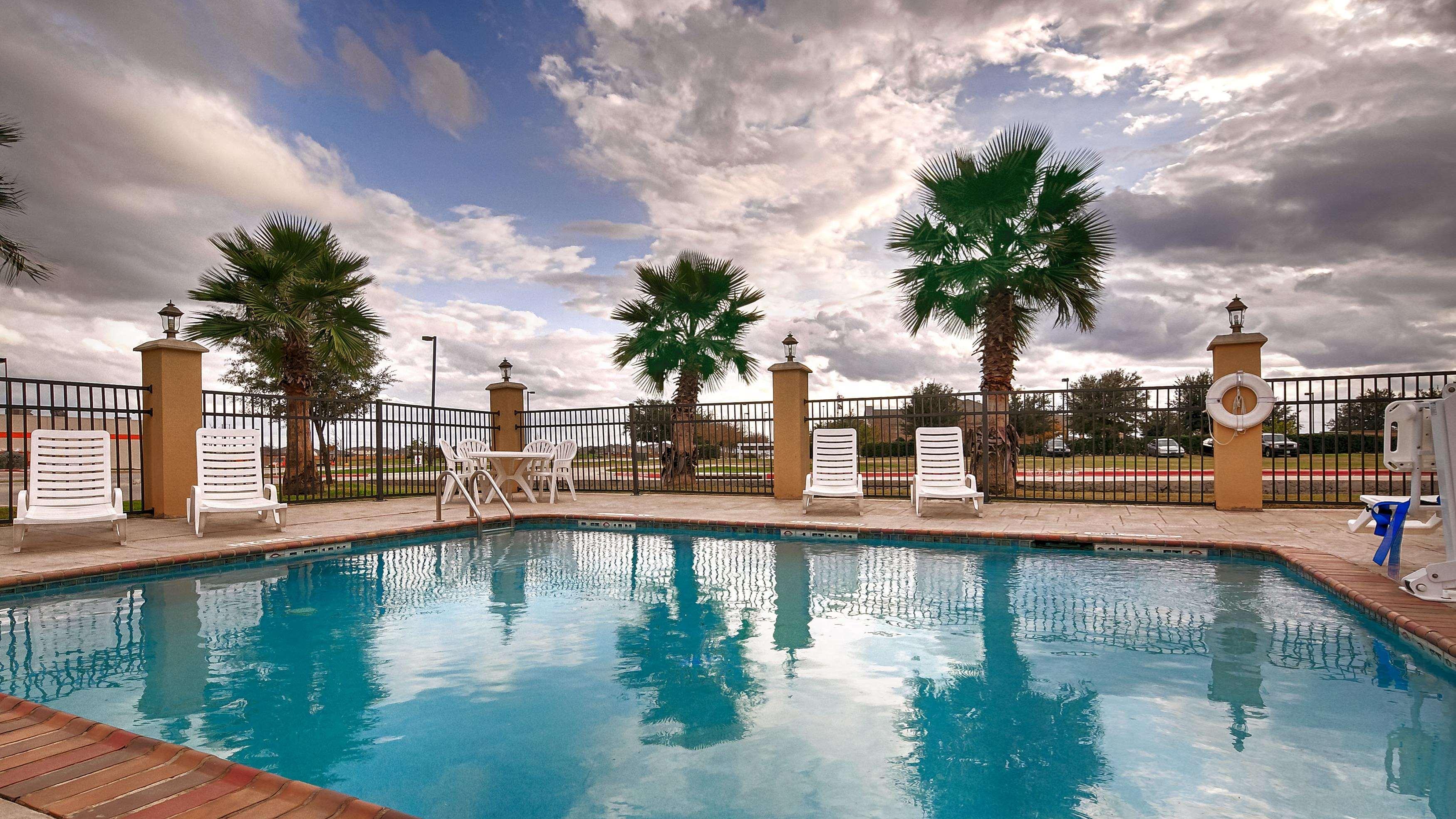 Best Western Bastrop Pines Inn Экстерьер фото