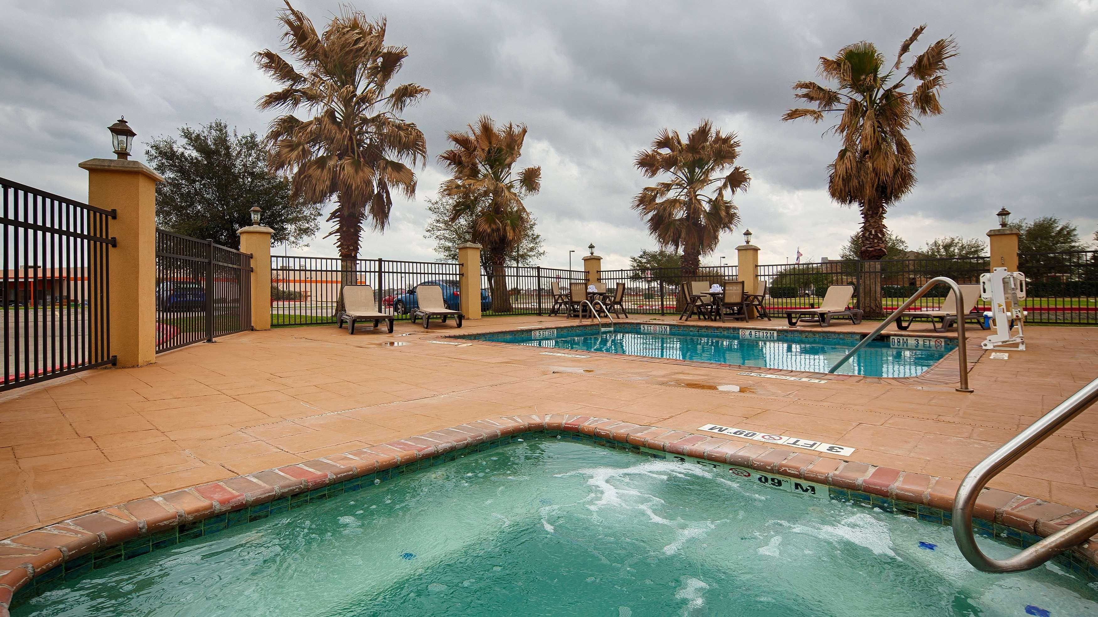 Best Western Bastrop Pines Inn Экстерьер фото