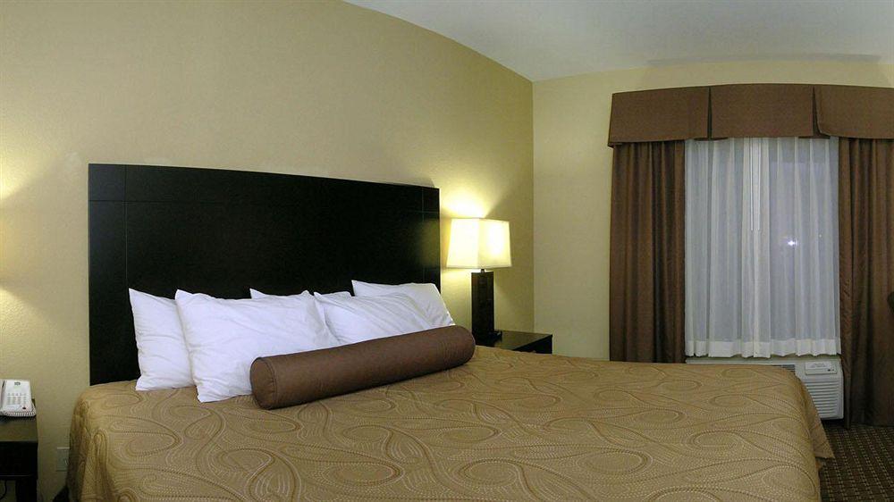 Best Western Bastrop Pines Inn Экстерьер фото