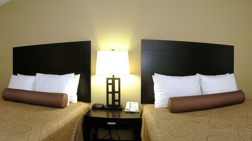 Best Western Bastrop Pines Inn Экстерьер фото