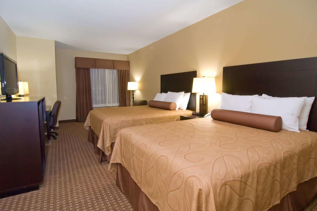 Best Western Bastrop Pines Inn Экстерьер фото