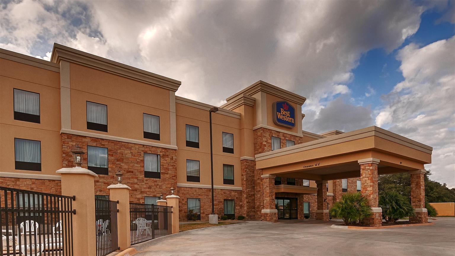 Best Western Bastrop Pines Inn Экстерьер фото