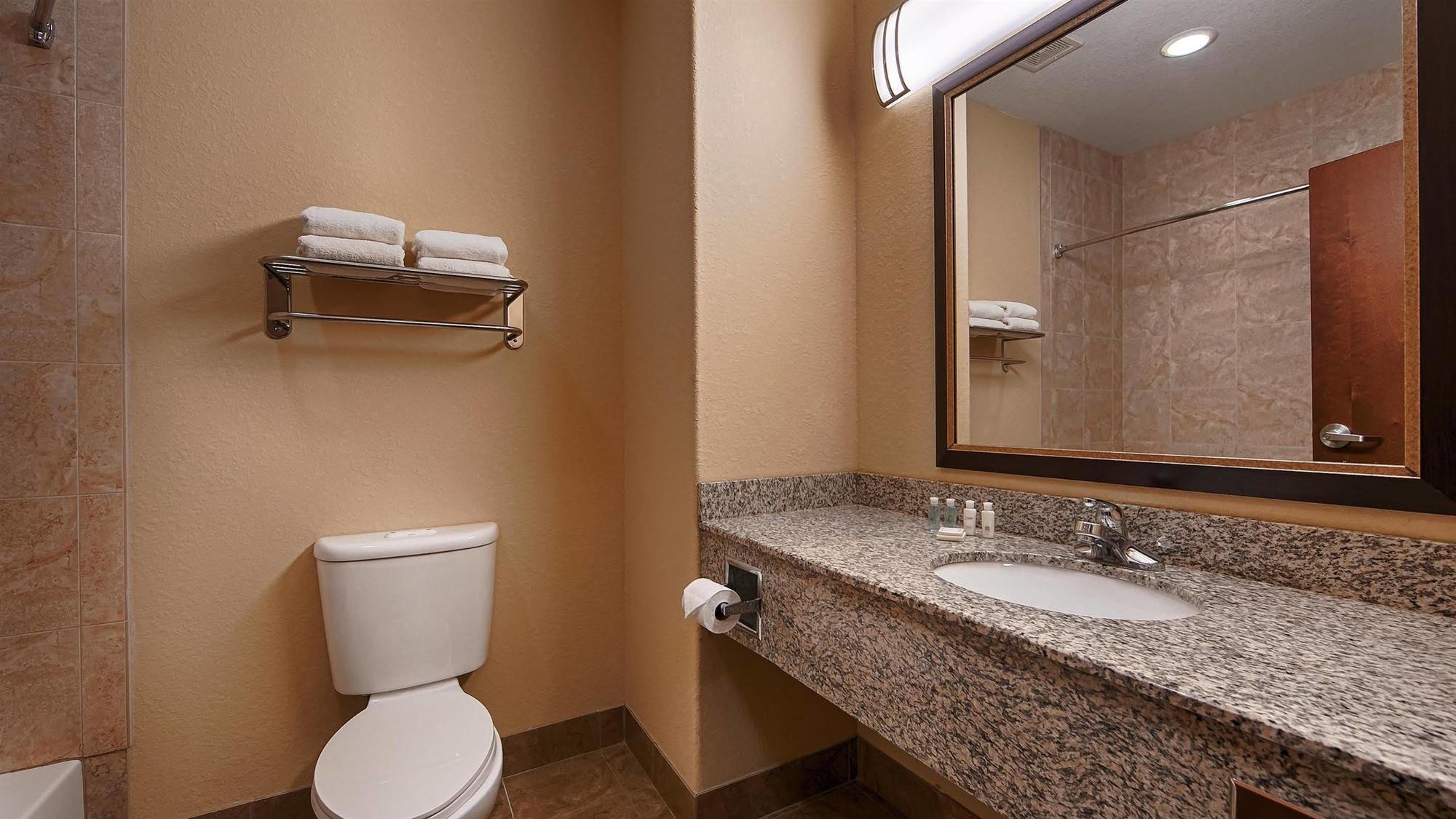 Best Western Bastrop Pines Inn Экстерьер фото