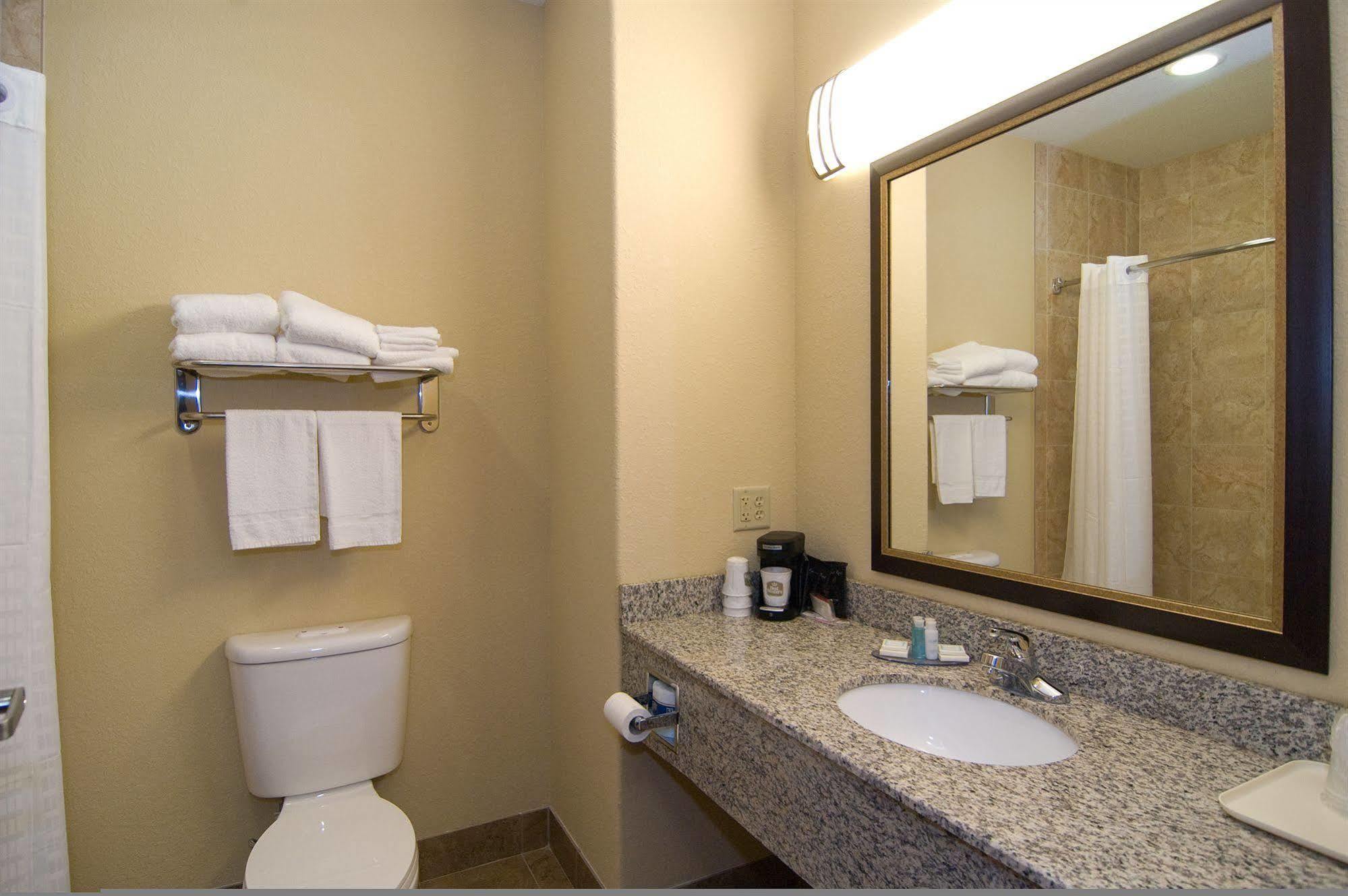 Best Western Bastrop Pines Inn Экстерьер фото
